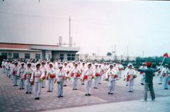 公司家屬秧歌表演隊宣傳表演